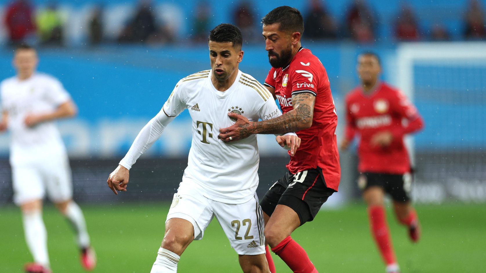 
                <strong>Joao Cancelo</strong><br>
                Hat offensiv in Halbzeit eins eine gute Szene, mit der er allerdings die Führung mit vorbereitet: Seine Flanke findet Goretzka, der auf Kimmich ablegt. Ansonsten ohne essenzielle Szenen im Spiel nach vorne. Muss nach 45 Minuten runter. ran-Note: 5
              