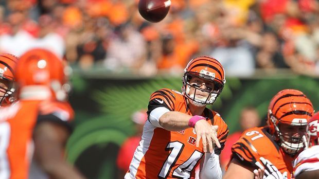 
                <strong>Cincinnati Bengals</strong><br>
                Überraschung: Cincinnati Bengals (4-0): Dass Andy Dalton ein talentierter Quarterback ist, ist unbestritten. Aber konstant konnte er in den letzten Jahren dies nicht unter Beweis stellen. Jetzt führt er die Bengals in vier Spielen mit einem 100+-Rating zum vierten 4:0-Start der Klubgeschichte. Hört sich konstant an.
              