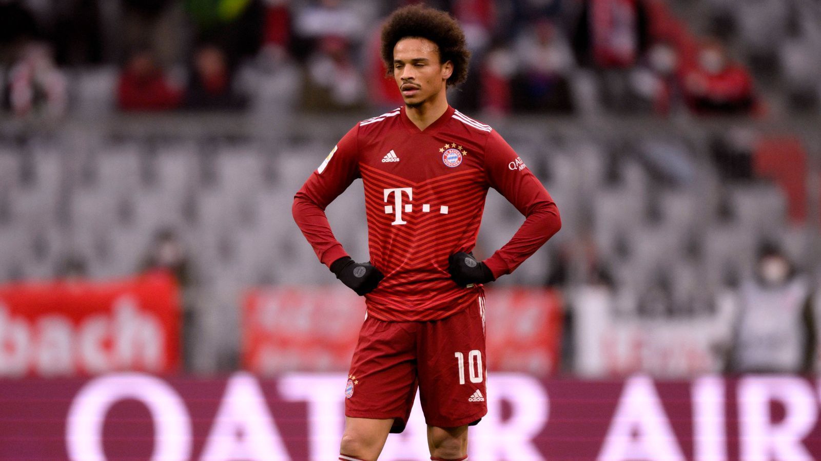 
                <strong>Leroy Sane</strong><br>
                Immer aktiv, sorgt aber auf dem rechten Flügel für weniger Wirbel als Coman auf links. Arbeitet aber unermüdlich, lange allerdings glücklos. Steht häufig nicht an der richtigen Stelle und streut auch vereinzelt Annahme-Fehler ein. Weil in der ersten Halbzeit anfangs kein Durchkommen war, sucht er den Abschluss aus der zweiten Reihe - ohne Erfolg. In der zweiten Halbzeit dann mit einer Leistungssteigerung. So ist Sane auch am 4:0 von Lewandowski beteiligt. Wird in der 75. Minute für Tolisso ausgewechselt. ran-Note: 3
              