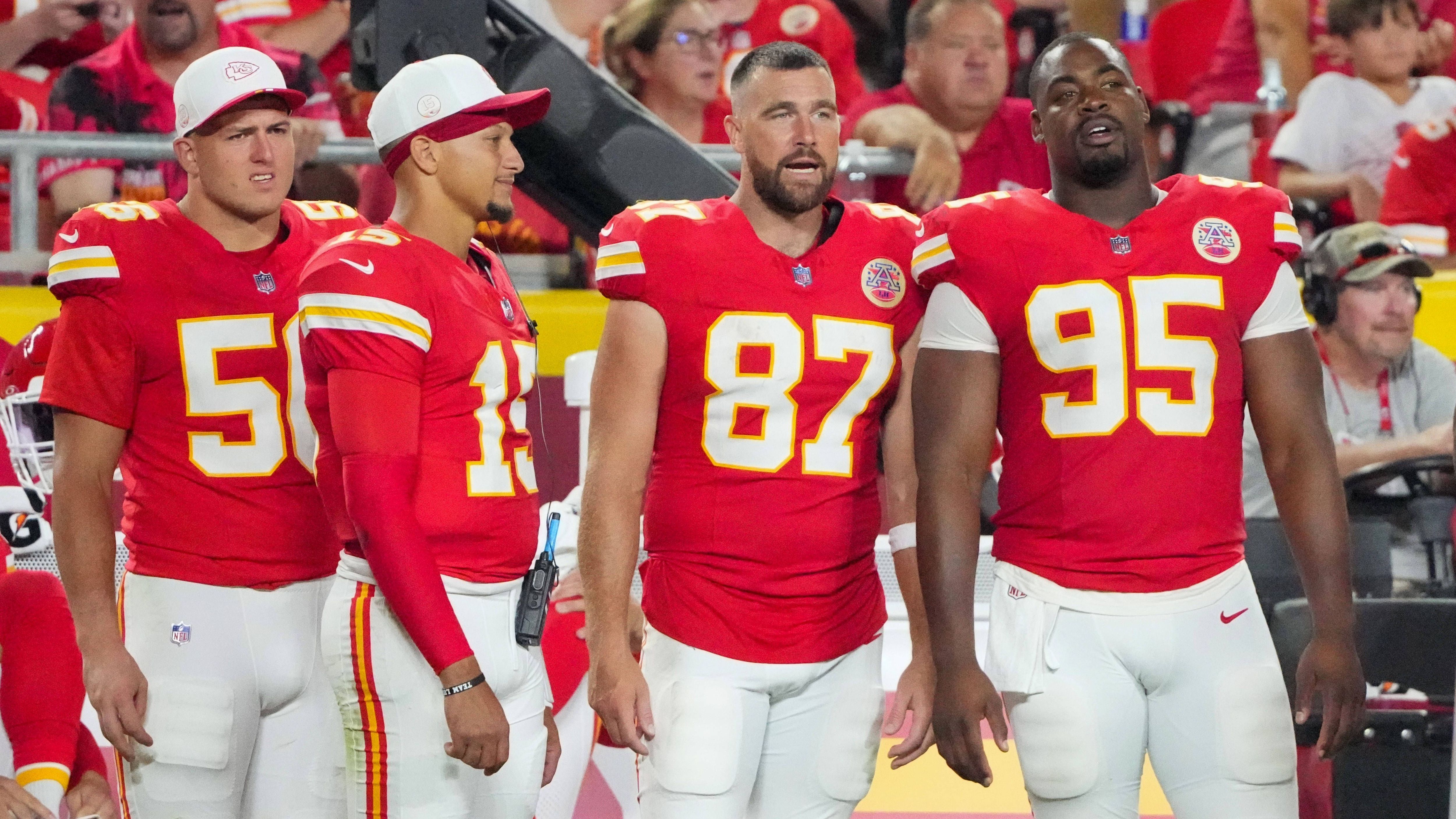 <strong>Kansas City Chiefs</strong><br>Jedes Vorbereitungsspiel verloren. Aber merkt hier eigentlich gerade irgendwer irgendetwas? Die Chiefs sind Dauergast im Super Bowl. Und werden trotzdem immer wieder unterschätzt. Travis Kelce wird älter, ja. Die Offensive Line bröckelt, ja. Die Defense hat neue Gesichter, ja. ES SIND DIE CHIEFS! Sie haben reagiert. Um die Mahomes-Ära weiter zu melken. Die linke Seite der O-Line ist neu, Erstrundenpick Josh Simmons eine Top-Wahl. Wenn sie ihren QB besser schützen, kann der wieder zaubern. Sie fliegen unter dem Radar. Und das lieben sie. Also lasst euch nicht täuschen. Sie sind chiefsiger denn je.<br><strong>Note: 2</strong>