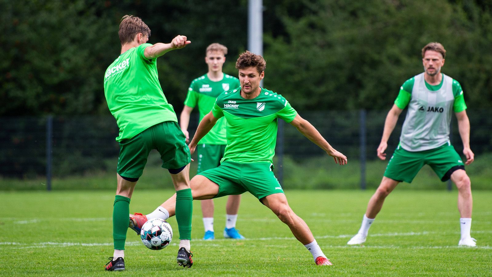 
                <strong>Chaos in Westfalen</strong><br>
                Bayern, Niedersachsen und Westfalen stellen als größte Landesverbände je zwei Teilnehmer. Weil sich in Westfalen der SV Rödinghausen noch über zwei Wege, den Pokalsieg und das Entscheidungsspiel, für den DFB-Pokal qualifizieren kann, werden die Kugeln bei der Auslosung mit "1. Teilnehmer" und "2. Teilnehmer" beschriftet sein. Erst wenn in Westfalen beide Teilnehmer feststehen, findet in einer extra Auslosung die entsprechende Zuordnung statt.
              