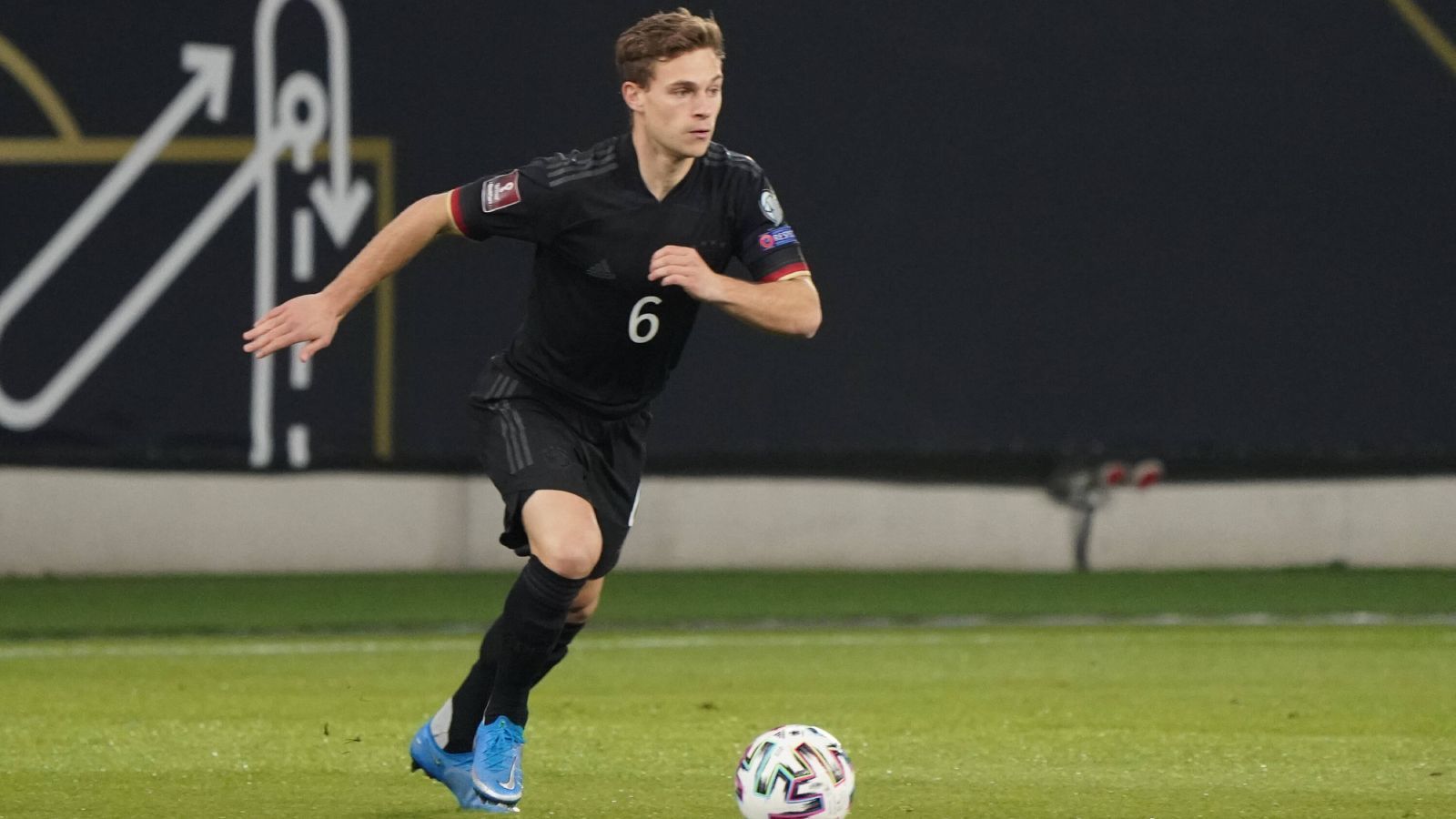 
                <strong>Joshua Kimmich</strong><br>
                Leitet mit einem klugen Chippass auf Gnabry die Blitzführung ein und mit einem tiefen Pass wenige Minuten später den zweiten DFB-Treffer. Denker, Lenker und Leader im Mittelfeld. Hat zur Halbzeit 91 Pässe auf der Uhr und damit einen mehr als das komplette isländische Team. ran-Note: 1
              