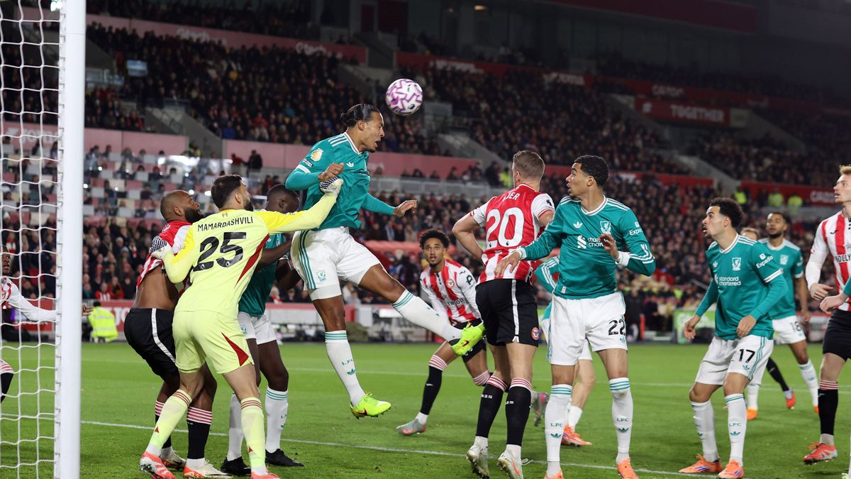 Brentford v Liverpool 25 October 2025 Brentford - Premier League Football - Brentford FC v Liverpool FC - Virgil van Dijk of Liverpool heads the ball away from a long throw as Liverpool goalkeeper ...