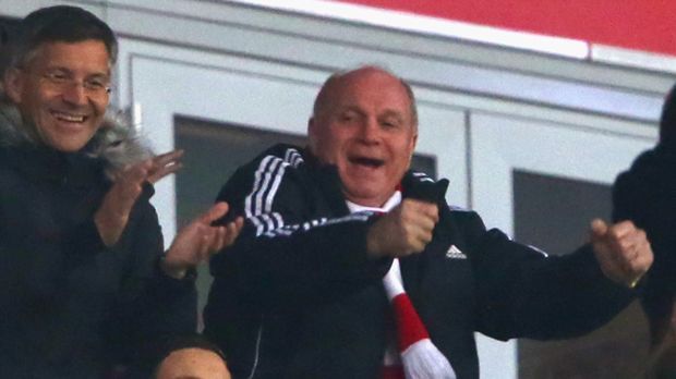 
                <strong>Uli Hoeneß</strong><br>
                Uli Hoeneß: Nach seiner Haftentlassung gab Hoeneß sein Comeback auf der Tribüne in der Allianz Arena beim Bundesliga-Spiel FC Bayern München gegen den 1. FSV Mainz 05. Seine erste Partie seit knapp 22 Monaten lief allerdings nicht ganz nach Plan. Die Bayern verloren gegen Mainz am 24. Spieltag mit 1:2. Damit riss für den FCB eine Serie von 17 ungeschlagenen Heimspielen.
              