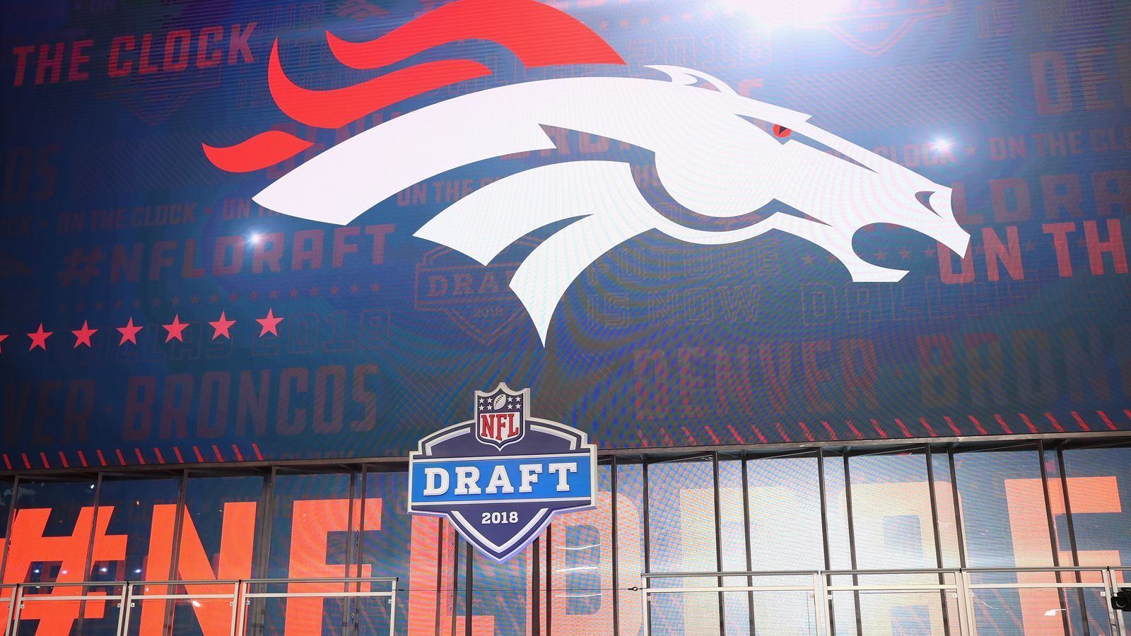 
                <strong>Denver Broncos</strong><br>
                1. Runde, Pick 15: WR Jerry Jeudy2. Runde, Pick 46: WR KJ Hamler3. Runde, Pick 77: CB Michael Ojemudia3. Runde, Pick 83: C Lloyd Cushenberry III3. Runde, Pick 95: DT McTelvin Agim4. Runde, Pick 118: TE Albert Okwuegbunam5. Runde, Pick 178 (Compensatory Pick): LB Justin Strnad6. Runde, Pick 181: G Netane Muti7. Runde, Pick 252 (Compensatory Pick): WR Tyrie Cleveland7. Runde, Pick 254 (Compensatory Pick): EDGE Derrek Tuszka
              