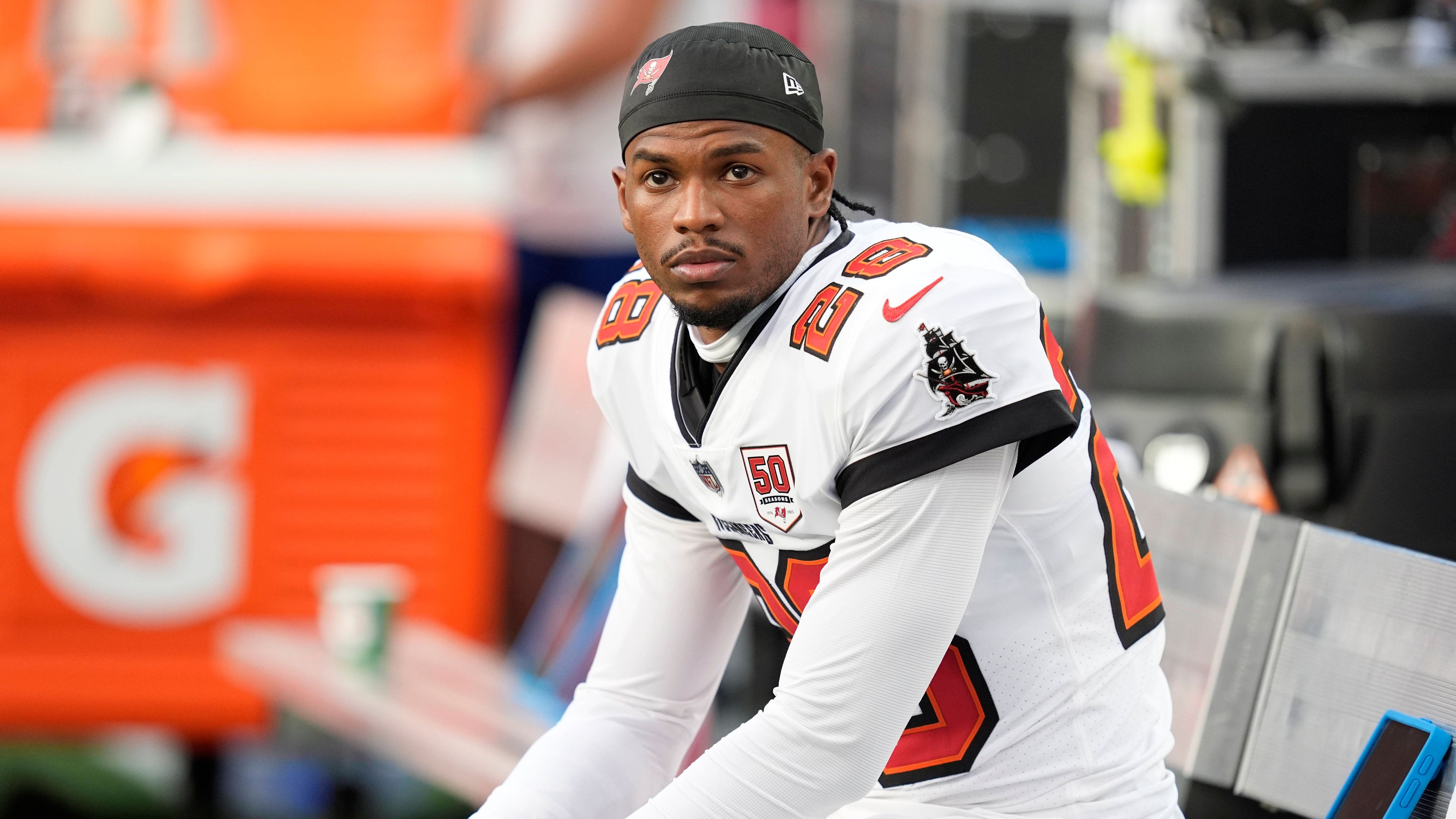 <strong>Shilo Sanders (Free Agent)</strong> <br>Cornerback Shilo Sanders hat eine weitere Chance bekommen, ein NFL-Team von seinen Fähigkeiten zu überzeugen. Wie "Pro Football Talk" berichtet, haben die San Francisco 49ers den 25-Jährigen zu einem Probetraining eingeladen. Der Bruder von Browns-Quarterback Shedeur Sanders wurde in diesem Jahr zunächst nicht gedraftet und im August von den Tampa Bay Buccaneers im Rahmen der Roster Cuts entlassen. Demnach gibt es derzeit aber keine Anzeichen dafür, dass die 49ers ihn unter Vertrag nehmen würden.