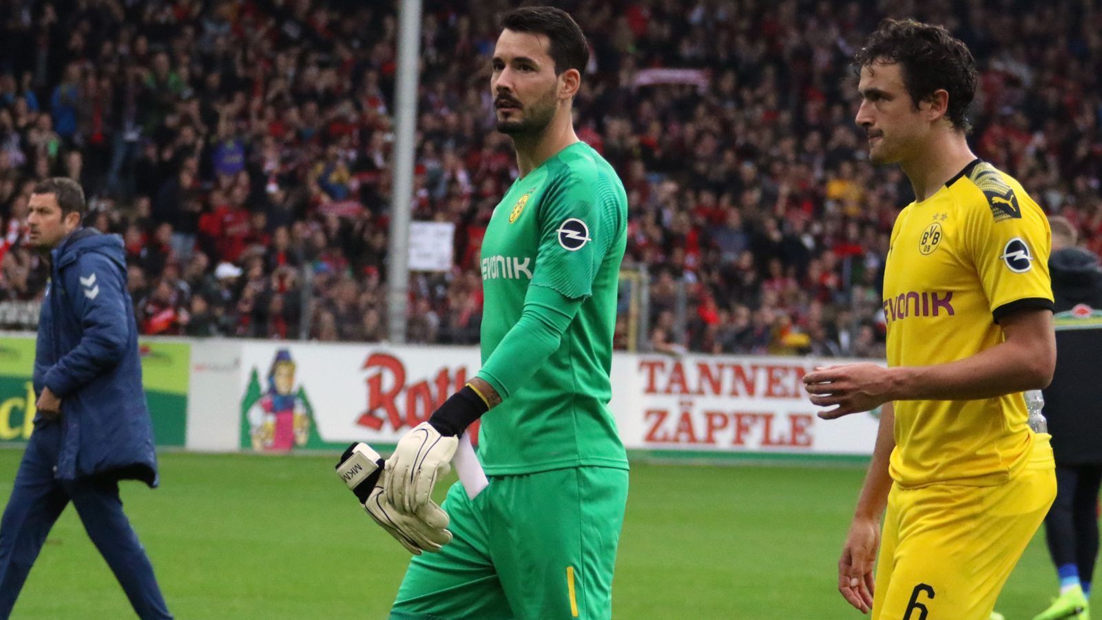 
                <strong>These 3: BVB hat seine Auswärtsstärke aus der Vorsaison verloren</strong><br>
                Borussia Dortmund ist in der Fremde in der Saison 2019/20 nur mehr eine Durchschnittsmannschaft. Aus vier Bundesliga-Auswärtsspielen holte der BVB nur fünf Punkte und liegt damit in der Auswärtstabelle lediglich auf Platz 8! ...
              