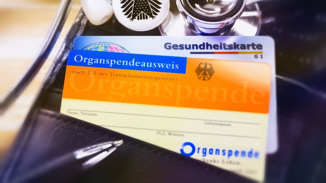 Spenderorgane werden dringend benötigt, dennoch haben nur wenige einen Organspendeausweis (Symbolbild).