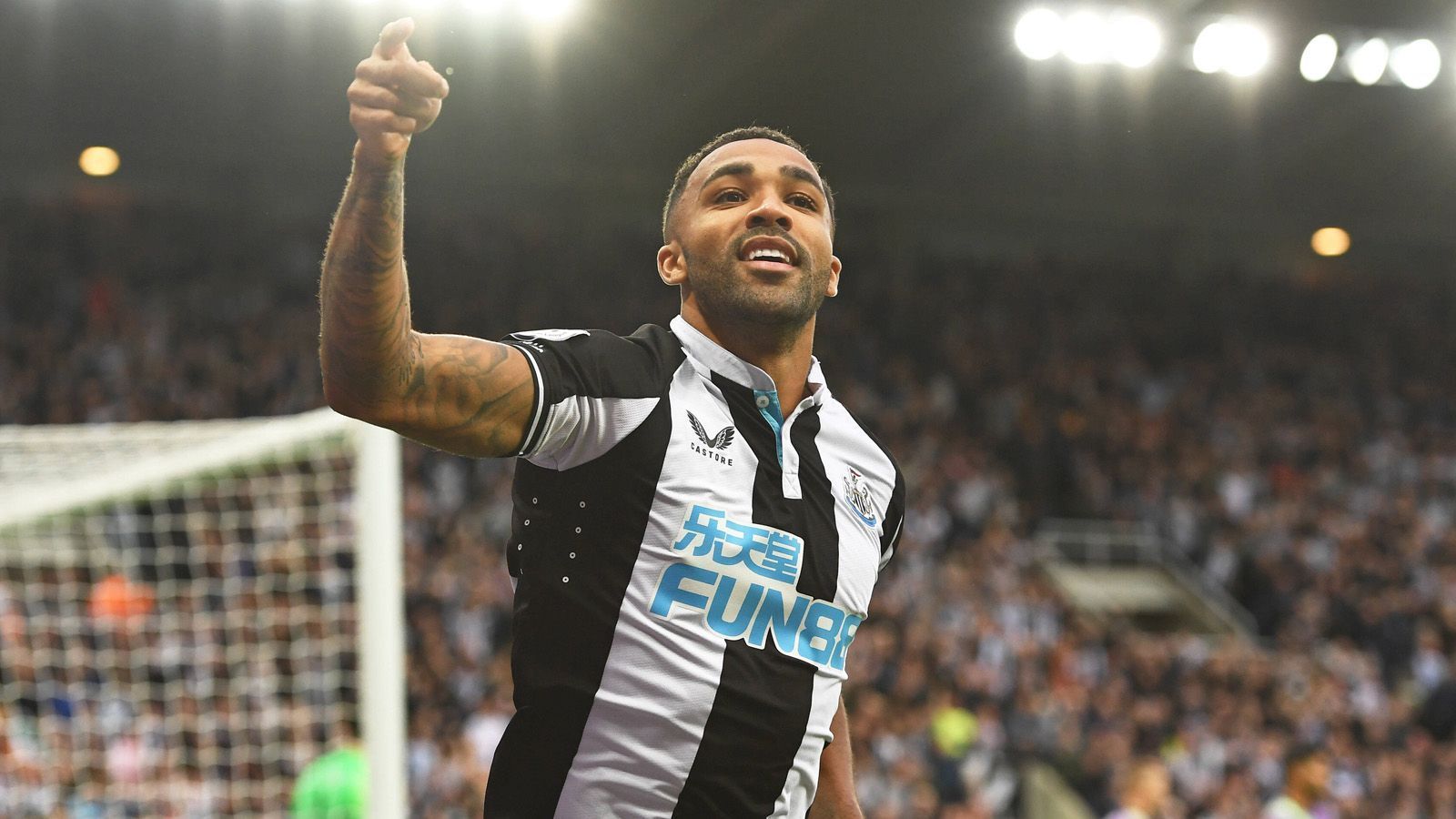 
                <strong>Frühe Führung der "Magpies"</strong><br>
                Zum Sportlichen: Für die "Magpies" lief es zunächst rund. In der zweiten Minute sorgte Callum Wilson für die frühe Führung.
              