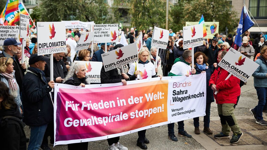 3. Oktober 2024, Berlin: Zu einer Friedensdemonstration versammeln sich Menschen am Gleisdreieck Park. Das Bündnis "Nie wieder Krieg" ruft am Tag der Deutschen Einheit zu bundesweiten Friedensdemonstrationen auf. Die Hauptkundgebung wird am Nachmittag am Großen Stern an der Siegessäule stattfinden.