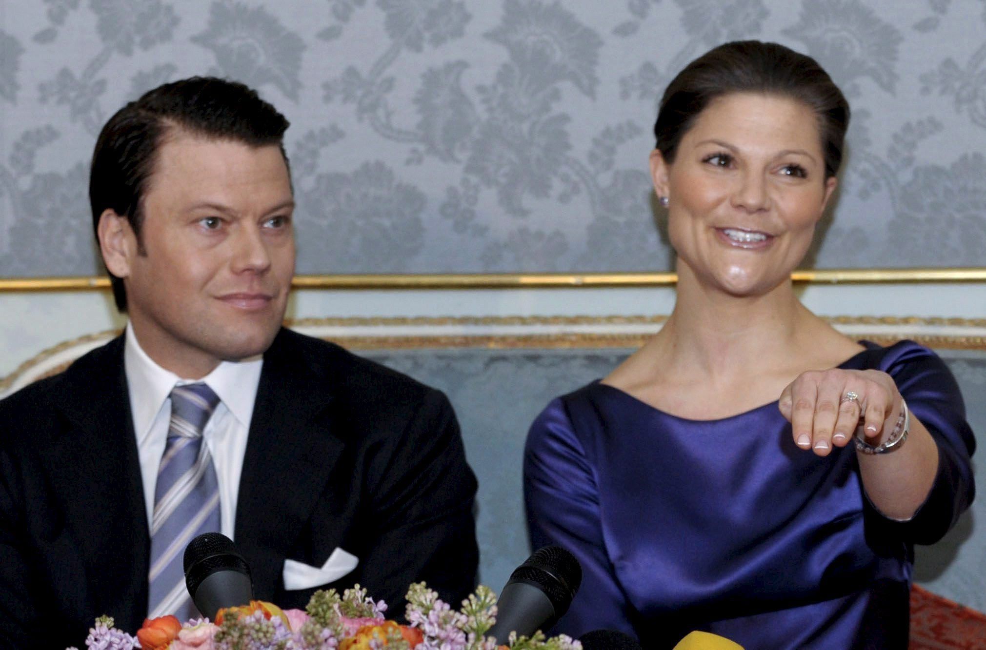 Sweden's Crown Princess Victoria (R) shows off her ring as she and her fiance Daniel Westling (L) meet the press at the Royal Palace in Stockholm, Sweden, 24 February 2009, announcing their engagement. 