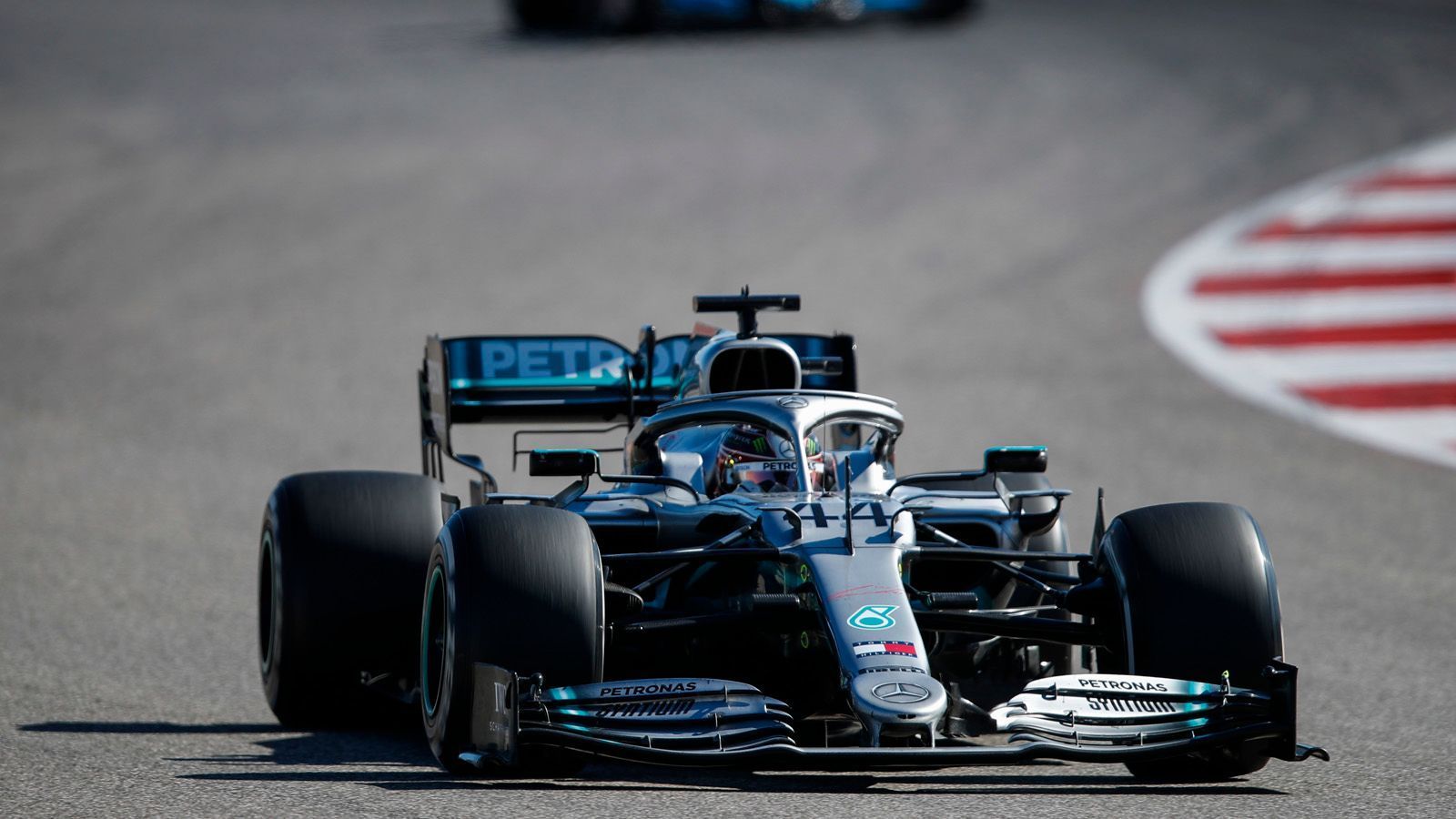 
                <strong>Gewinner: Extrapunkt für schnellste Rennrunde</strong><br>
                Erstmals gab es in der Saison 2019 einen Extrapunkt in der WM-Wertung für die schnellste Rennrunde. Lewis Hamilton schaffte die meisten schnellsten Rennrunden, insgesamt sieben Stück. Die Einführung war ein voller Erfolg: Immer wieder pushten die Topfahrer am Rennende noch einmal für das Extra-Pünktchen, anstatt das Rennen materialschonend ausklingen zu lassen.
              