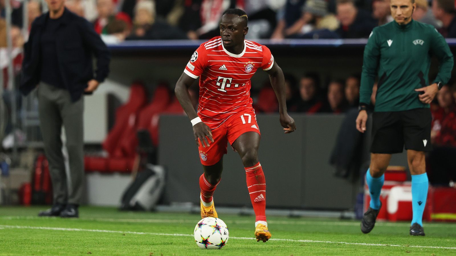 
                <strong>Sadio Mane</strong><br>
                Deutlich aktiver als noch während der bayerischen Ergebnis-Krise. Nutzt die Räume und die schwache Defensivarbeit der Tschechen optimal aus. Manchmal - mit Ausnahme seines Treffers zum 3:0 - aber zu fahrlässig im Umgang mit seinen Chancen. Glänzt dafür als Vorlagengeber für Sane und wirbelt tapfer weiter. ran-Note: 2
              