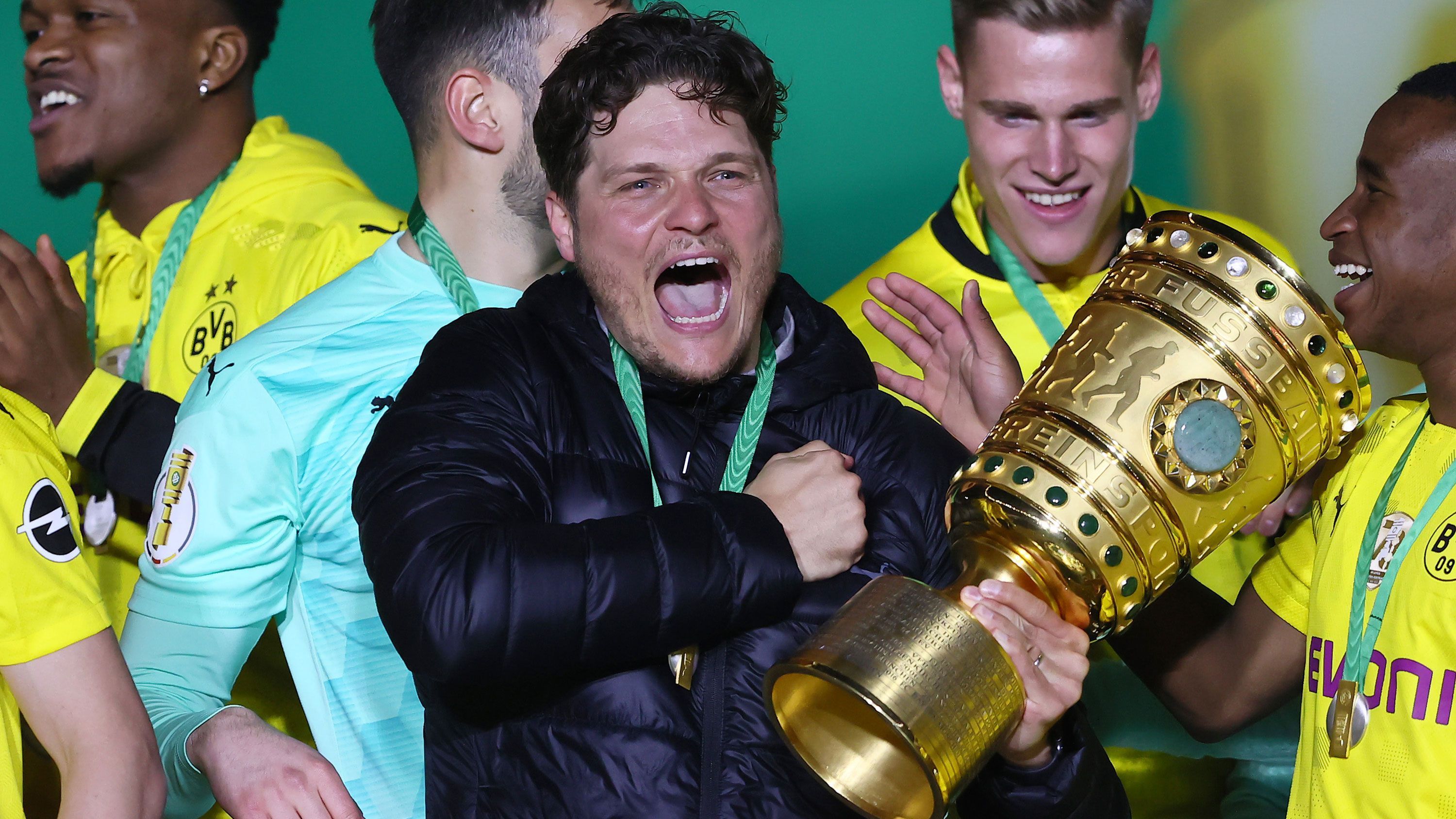 
                <strong>Pokal-Gewinner-Trainer Edin Terzic</strong><br>
                Edin Terzic hat den BVB interimsweise übernommen, die Mannschaft in der Folge stabilisiert und darf sich nun Pokalgewinner 2021 nennen.
              