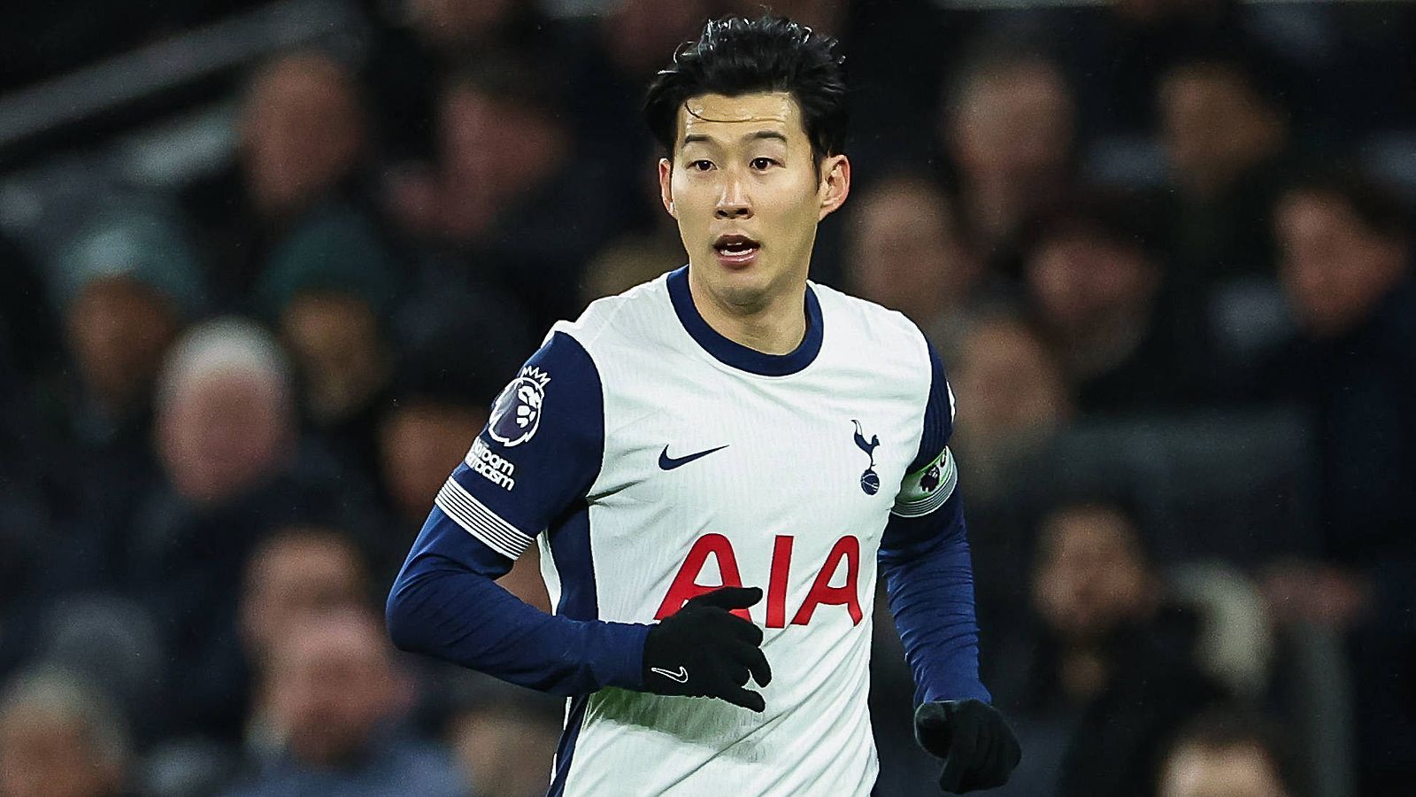 <strong>Heung-Min Son (Tottenham Hotspur)</strong><br>Der FC Barcelona könnte sich im Sommer 2025 Ex-HSV- und -Bayer-Star Heung-Min Son schnappen. Der Tottenham-Profi hat nur noch Vertrag bis 30. Juni 2025, könnte dann ablösefrei zu den Katalanen wechseln. Laut "El Nacional" soll sich der 32-jährige Südkoreaner selbst schon bei Barca angeboten haben. Son ist ...