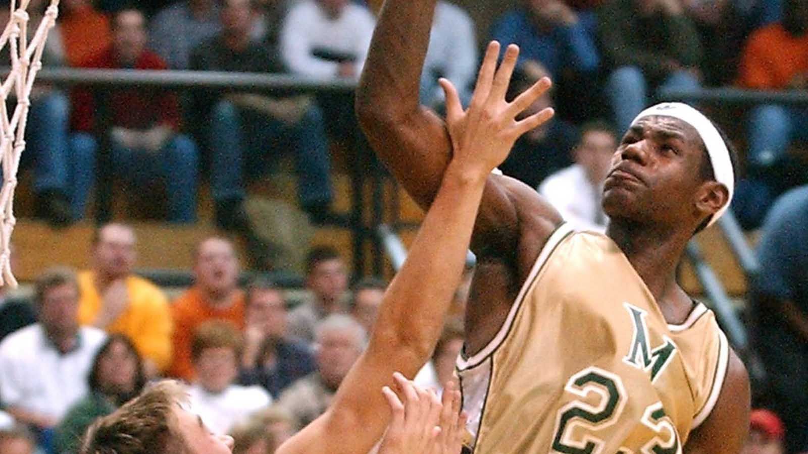 
                <strong>NBA-Superstar LeBron James spielt noch in der High School in Ohio</strong><br>
                Der heutige NBA-Superstar LeBron James spielt 2002 seine letzte Saison an der High School. Im nationalen Fernsehen wird das High-School-Finale des Staates Ohio übertragen. James überragt alle Spieler und erzielt 31 Punkte und sammelt 13 Rebounds ein. Damit führt der spätere Nummer-Eins-Pick der Cleveland Cavaliers sein Team der St. Vincent St. Mary High School zum Titel.
              