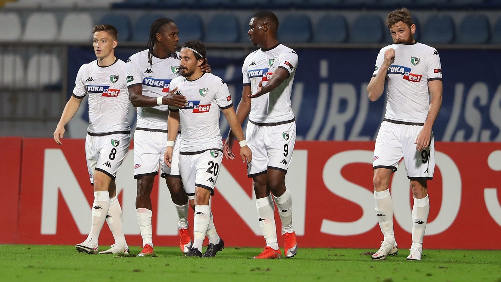 
                <strong>Denizlispor (Türkei/Süper Lig)</strong><br>
                Für Süper-Lig-Klub Denizlispor bedeutete eine 0:1-Niederlage am 39. Spieltag gegen Rizespor den vorzeitigen Abstieg aus Türkeis höchster Spielklasse. Die Mannschaft aus der Millionenstadt in der der Ägäisregion holte bis zur Abstiegs-Entscheidung nur 28 Punkte. Unter den Absteigern bei Denizlispor ist mit Marvin Bakalorz auch ein früherer, deutscher Bundesliga-Profi. Der 31 Jahre alte Mittelfeldspieler war Stammspieler beim Süper-Lig-Absteiger.
              