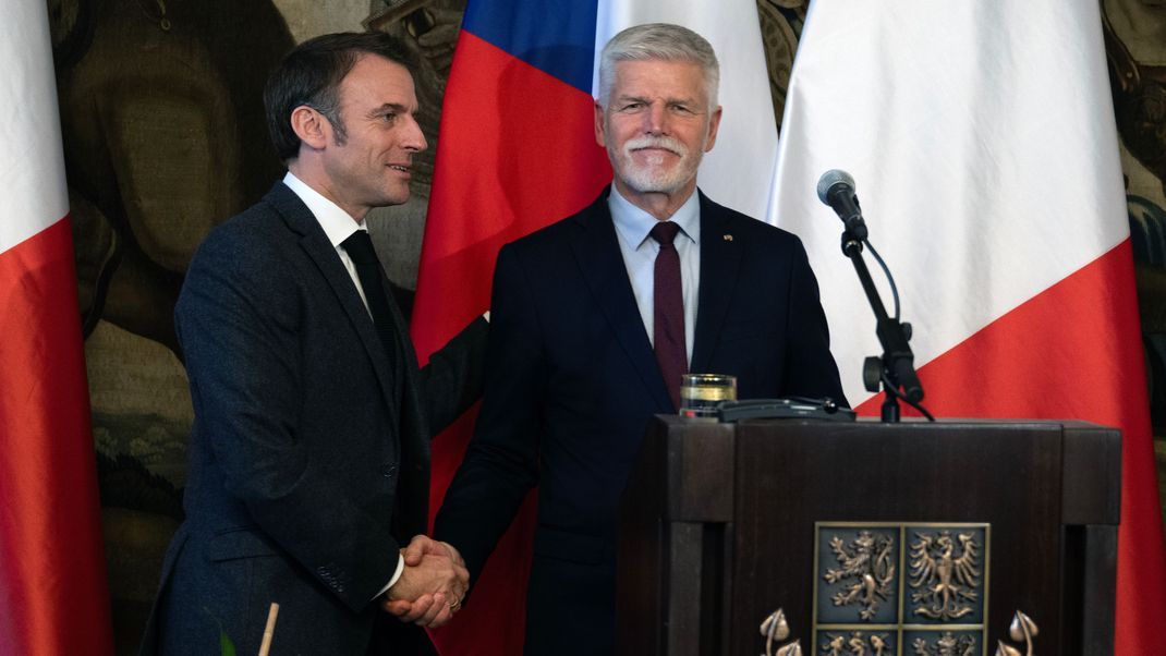 Petr Pavel (rechts), Präsident von Tschechien, und Emmanuel Macron, Präsident von Frankreich, gemeinsam auf der Pressekonferenz.