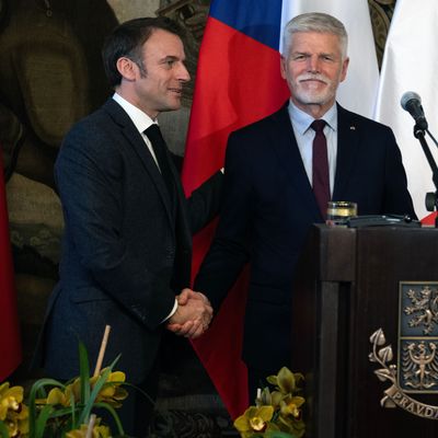 Petr Pavel (r), Präsident von Tschechien, und Emmanuel Macron, Präsident von Frankreich gemeinsam auf der Pressekonferenz. 