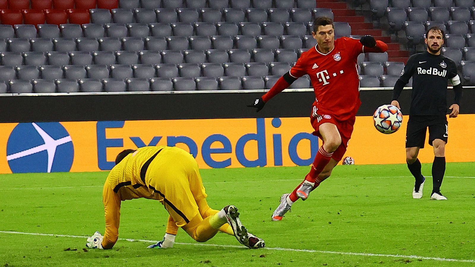 
                <strong>Robert Lewandowski gleichauf mit Raul - die besten Torjäger der Champions League</strong><br>
                Robert Lewandowski hat beim Münchner Sieg über RB Salzburg bereits seinen 71. Treffer in der Champions League erzielt. Damit schließt der Pole in der ewigen Torjägerliste der Königsklasse zum drittplatzierten Raul auf. ran.de zeigt die zehn besten Torjäger der Champions-League-Geschichte (Stand: 25. November 2020)
              