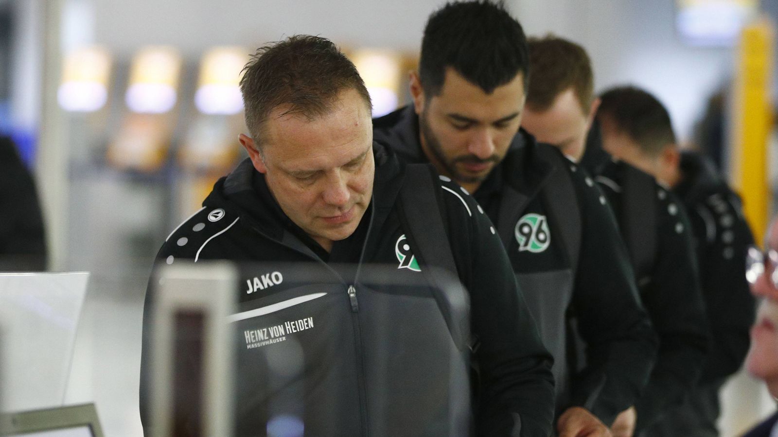 
                <strong>Hannover 96 (Marbella/Spanien)</strong><br>
                Nicht ganz stressfrei verlief die Reise von Hannover 96 ins Trainingslager nach Marbella. Aufgrund von Bremsproblemen konnte die Maschine des Bundesligisten nicht in Hannover abheben, nach 90 Minuten rollte das Flugzeug zurück. Anschließend ging es von München nach Malaga und von dort nach Marbella.
              