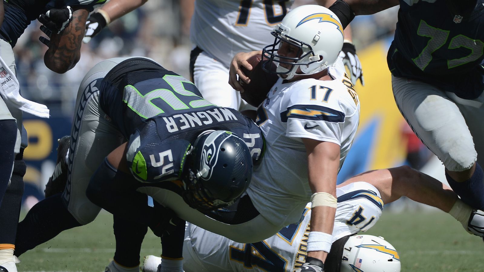 
                <strong>Los Angeles Chargers</strong><br>
                Die LA Chargers hatten in der Saison 2021 eine fürchterliche Verteidigung gegen den Lauf. Abhilfe schaffen könnte da ein Middle Linebacker vom Kaliber eines Bobby Wagner. Er könnte an der Seite der jungen Nick Niemann und Kenneth Murray die Defense anführen und sie auf einen Schlag um ein Vielfaches besser machen. Passend dazu ist Los Angeles einer der schillerndsten Standorte in den USA, und Geldprobleme haben die Chargers aktuell auch nicht.
              