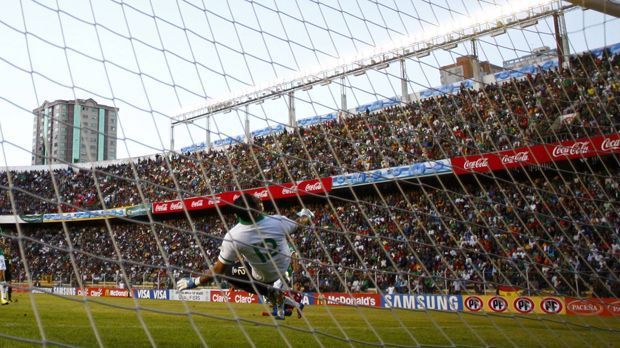 
                <strong>Höhenlage</strong><br>
                Im Rahmen der Quali zur WM 2010 trat Argentinien in La Paz gegen Gastgeber Bolivien an. Das Stadion befindet sich auf einer Höhe von 3637 Metern. Ganz offensichtlich ein unschlagbarer Heimvorteil. Argentinien verlor 1:6.
              