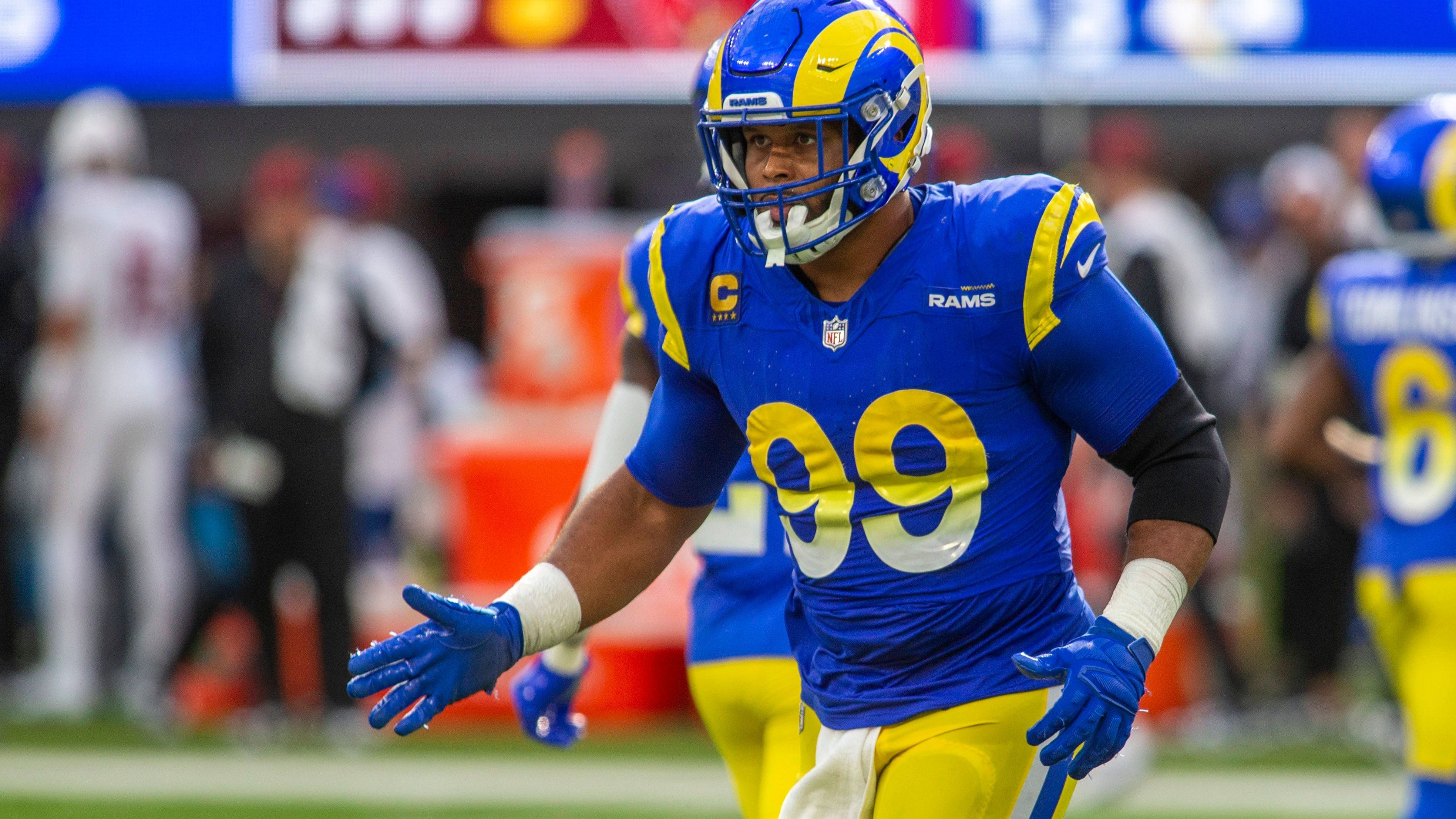 <strong>99: Aaron Donald<br></strong>Team: St. Louis / Los Angeles Rams<br>Position: Defensive End<br>Erfolge: Super-Bowl-Champion 2022, dreimaliger NFL Defensive Player of the Year, siebenmaliger First Team All-Pro, neunmaliger Pro Bowler<br>Honorable Mentions: J.J. Watt, Warren Sapp