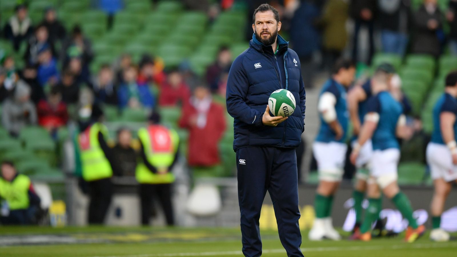 
                <strong>Irland</strong><br>
                Auch hier ist eine große Ära zu Ende gegangen. Joe Schmidt hat nach der WM als Headcoach aufgehört, der bisherige Defensivtrainer Andy Farrell (Vater von Englands Superstar Owen Farrell) ist sein Nachfolger. Er baut weiter auf den alternden Star-Verbinder Johnny Sexton, 2018 noch Weltrugbyspieler und führt weitere Talente heran. Die Iren können mit der richten Einstellung jeden schlagen. Siegchance: 25 Prozent
              