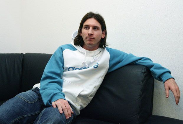 
                <strong>Lionel Messi: 2007</strong><br>
                20 Jahr' langes Haar. 2007 wird Messi in der Presse oft als Nachfolger Maradonnas gesehen. Für den steht jedoch längst fest: "Messi wird besser, als ich je war!" Sechs Tore in neun Champions-League-Spielen geben Maradonna in diesem Jahr Recht.
              