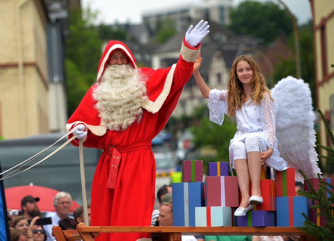 Heute existieren Nikolaus, Christkind und Weihnachtsmann nebeneinander. Der Nikolaustag wird zusätzlich zum Heiligenabend gefeiert. Am 24. Dezember warten Kinder auf das Christkind oder den Weihnachtsmann.