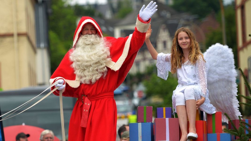 Heute existieren Nikolaus, Christkind und Weihnachtsmann nebeneinander. Der Nikolaustag wird zusätzlich zum Heiligenabend gefeiert. Am 24. Dezember warten Kinder auf das Christkind oder den Weihnachtsmann.