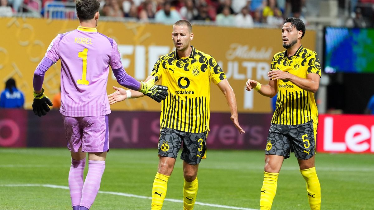 Gregor Kobel (Borussia Dortmund, 1), Waldemar Anton (Borussia Dortmund, 3) und Ramy Bensebaini (Borussia Dortmund, 5) nach einer Parade von Kobel USA, Borussia Dortmund vs CF Monterrey, FIFA Club W...