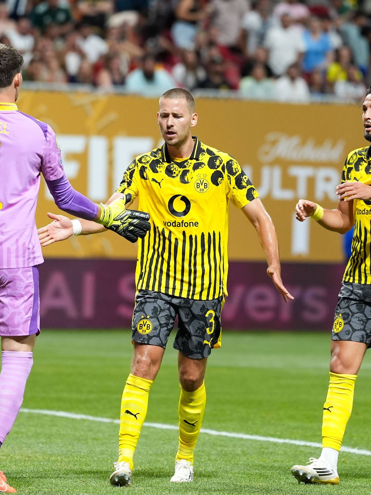 Gregor Kobel (Borussia Dortmund, 1), Waldemar Anton (Borussia Dortmund, 3) und Ramy Bensebaini (Borussia Dortmund, 5) nach einer Parade von Kobel USA, Borussia Dortmund vs CF Monterrey, FIFA Club W...