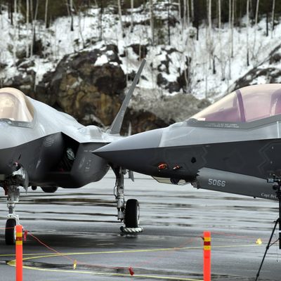 Zwei F-35 Tarnkappenjets auf einem finnischen Stützpunkt