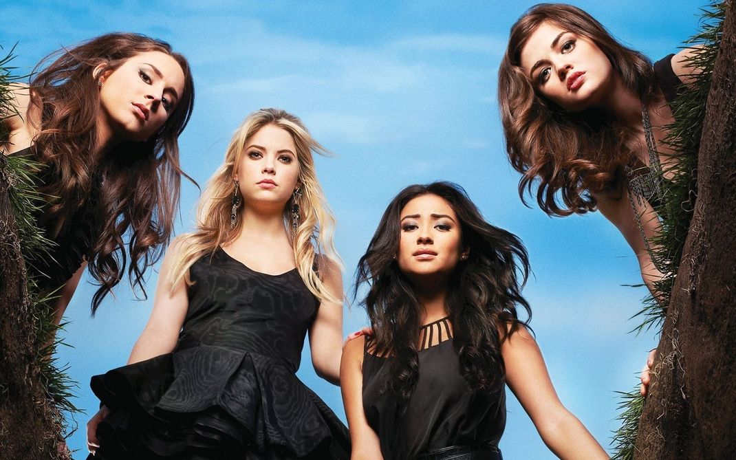 In "Pretty Little Liars" blicken vier Highschool-Schülerinnen in mehr als nur einen Abgrund aus Geheimnissen, Bedrohungen und Intrigen. Die Erfolgsserie startet jetzt auf Joyn.