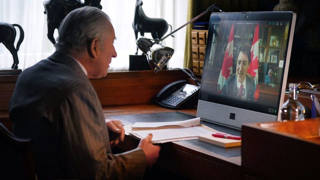 König Charles III. im Gespräch mit Kanadas Premierminister Justin Trudeau.