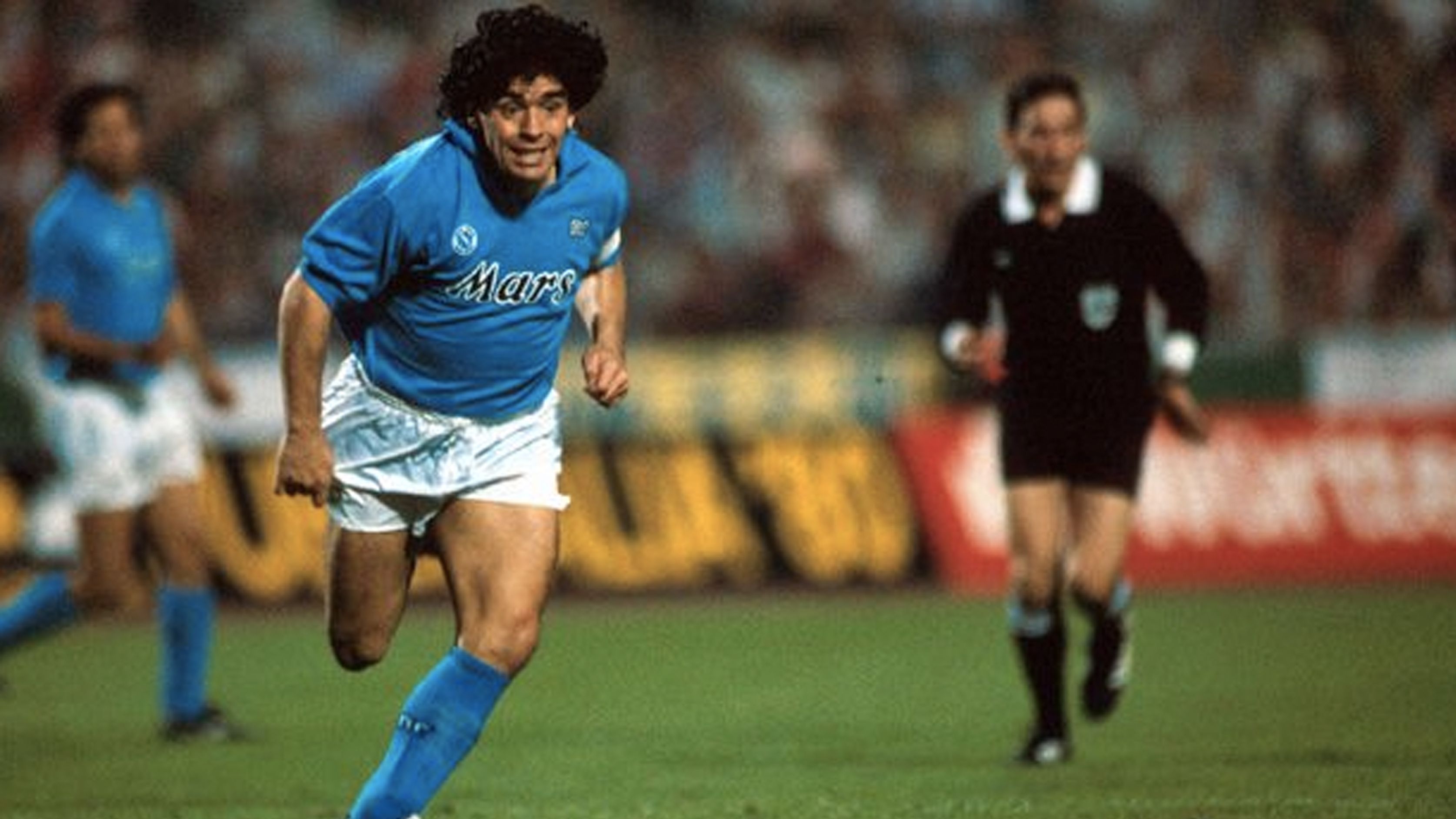 
                <strong>Diego Maradona (SSC Neapel)</strong><br>
                Der frühere argentinische Superdribbler verzauberte einst die Fans des SSC Neapel. Noch heute sehnen sich die Tifosi des Klubs nach den Erfolgen der damaligen Zeit. 1987 und 1990 wurde Maradona mit den Italienern Meister. Bis heute wird seine Nummer 10 nicht mehr vergeben, obwohl die aktuelle Mannschaft drauf und dran ist, an die alten Erfolgszeiten anzuknüpfen.
              