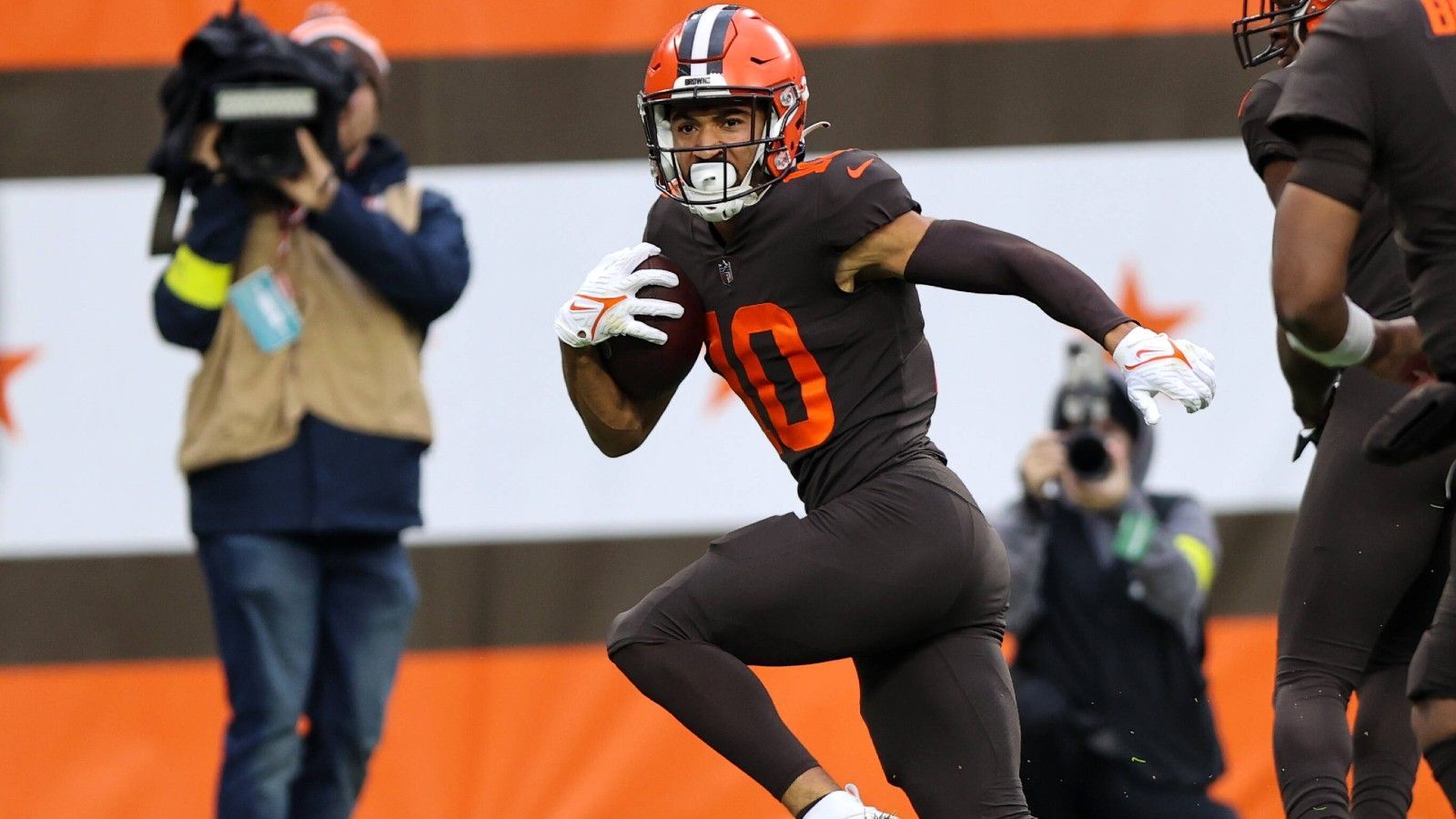 <strong>Trade- und Cut-Kandidat: Anthony Schwartz (Wide Receiver, Cleveland Browns)</strong><br>Als er 2021 gedraftet wurde, lobten ihn Experten für seine Schnelligkeit. In den vergangenen zwei Jahren generierte er aber nur 14 Catches. Hinter den Rookies Cedric Tillman Jr. und Austin Watkins Jr. wirkt er wie ein Außenseiter. Bedenken hinsichtlich Drops und Beständigkeit lassen seinen Wert sinken, athletisch bleibt er dennoch.