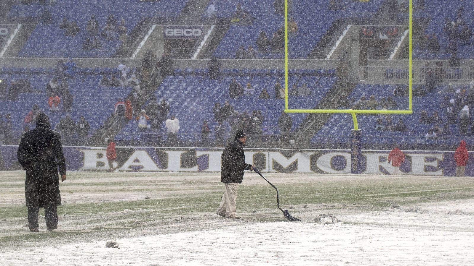 
                <strong>Atlanta Falcons at Baltimore Ravens</strong><br>
                Erwartete Temperatur: - 7 Grad CelsiusDie Ravens befinden sich als #5-Seed der AFC noch voll im Playoff-Rennen. Aktuell würden sie in der Wildcard-Round auf die Tennessee Titans treffen. An diesem Wochenende will das Team von Head Coach John Harbaugh bei winterlichen minus sieben Grad gegen die Atlanta Falcons den nächsten Sieg einfahren und den Playoff-Platz weiter festigen.
              