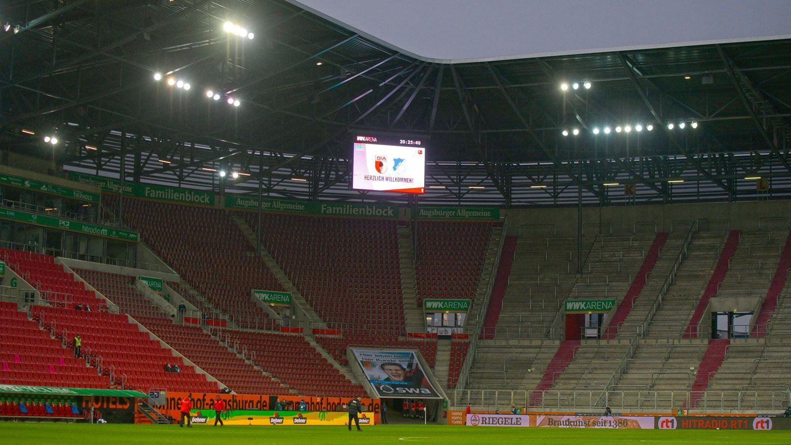 
                <strong>FC Augsburg</strong><br>
                Stadion: WWK-ArenaKapazität: 30.660Vorgehen: Dauerkarten-Abo soll weiterläufen, Abbuchungen erst bei 100% Auslastung, bisherige Dauerkarteninhaber sollen Vorverkaufsrecht auf Tageskarten erhalten
              