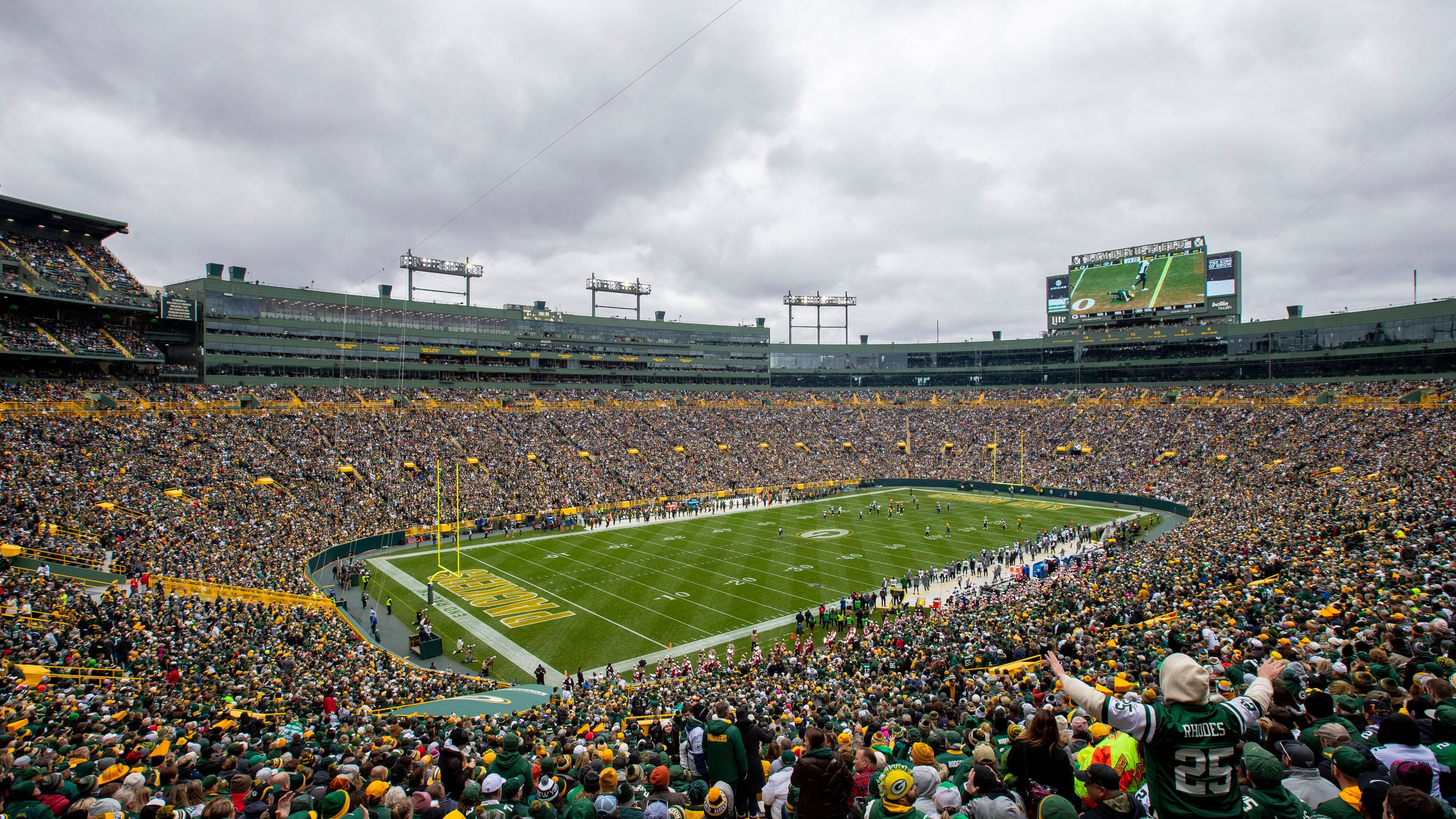 <strong>Stadionbesuch bei den Green Bay Packers: 707,70 US-Dollar</strong> <br>Billigstes Ticket (vier Stück): 614,50 US-Dollar <br>Parkplatz: 40 US-Dollar <br>Bier (zwei Flaschen): 19 US-Dollar<br>Wasser (zwei Flaschen): 9,20 US-Dollar <br>Hot Dogs (vier Stück): 25 US-Dollar