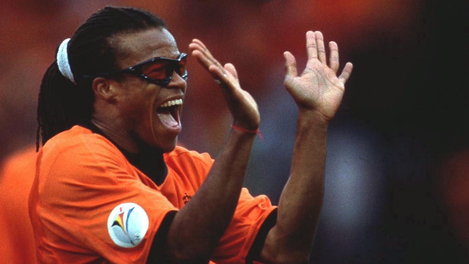 
                <strong>Edgar Davids</strong><br>
                Der Mann mit der Brille: Inmitten der 90er Jahre prägte Edgar Davids die Glanzzeit von Ajax Amsterdam. Der 49-Jährige war damals einer der besten zentralen Mittelfeldspieler der Welt und verhalf den Niederländern zu ihren letzten internationalen Titeln. Seine unverwechselbare Brille trug er aufgrund einer Augenoperation im Jahr 1999, später aber aus modischen Gründen. Eine Davids-Icon würde das Spiel also nicht nur aus sportlicher Sicht bereichern, sondern auch aus stylischen Gründen.
              