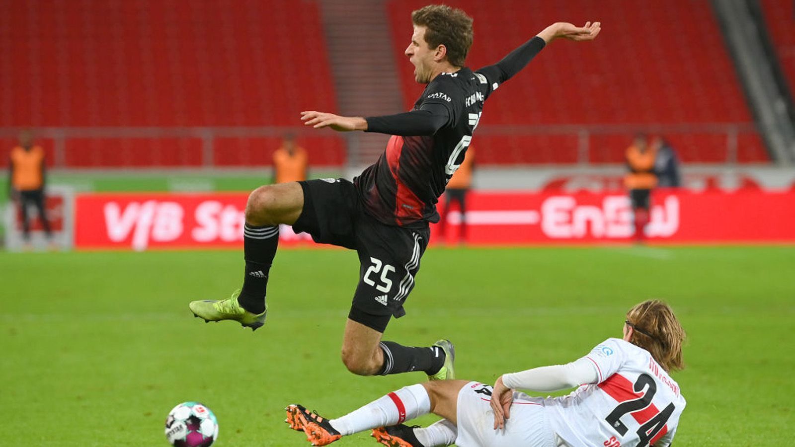 
                <strong>Thomas Müller</strong><br>
                Gewohnt laut- und laufstark, allerdings über weite Strecken ohne zündende Ideen. Rutscht mehrfach am Ball vorbei und erlaubt sich immer wieder technische Fehler. Leitet dann aber in der 38. Minute den Konter zum 1:1 ein. Ist aber aufgrund seiner Coaching-Fähigkeiten auf dem Platz einfach wertvoll. ran-Note: 3
              