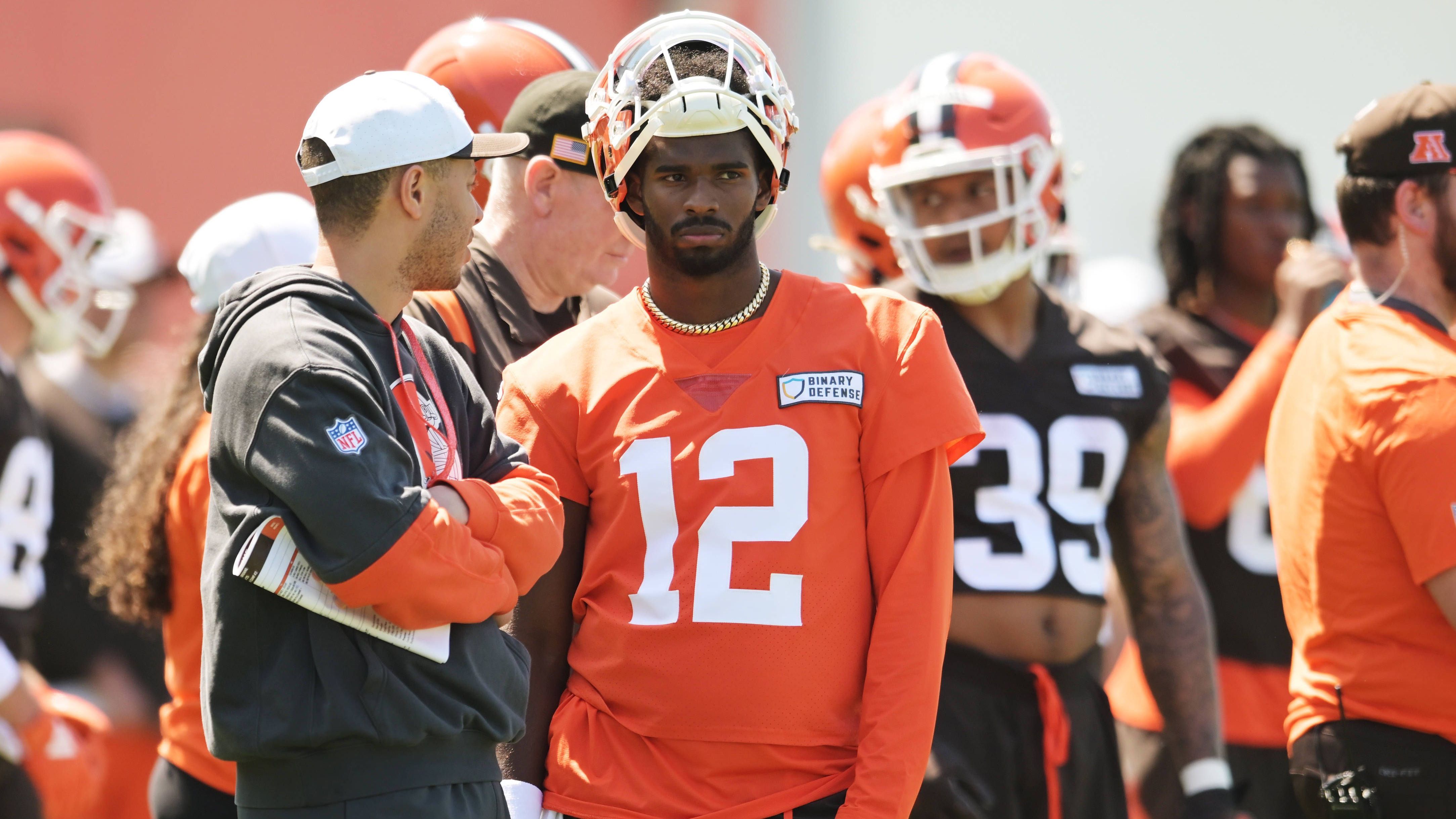 <strong>Cleveland Browns<br></strong>Alle vier Quarterbacks der Browns, darunter Shedeur Sanders, haben laut Offensive Coordinator Tommy Rees Chancen als Starter. "Man kann sehen, dass sie alle diesen Job gewinnen können“, sagte er. " Wir sind noch früh im Prozess und bewerten alles. Wir haben eine Gruppe von Jungs, die sich gegenseitig pushen.“ Deshaun Watson riss sich im Oktober die Achillessehne.<br>• Starter: <em>vakant</em><br>• Backups: Kenny Pickett, Joe Flacco, Shedeur Sanders (Rookie; im Bild), Dillon Gabriel (Rookie)<br>• Verletzt: Deshaun Watson