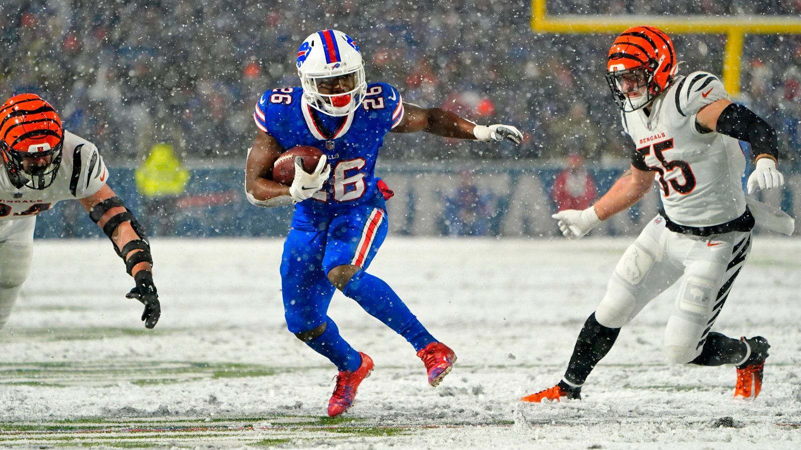 
                <strong>Buffalo Bills</strong><br>
                Die Buffalo Bills waren bereits in Gerüchte um Christian McCaffrey und Saquon Barkley involviert und das Interesse an einem Running Back scheint noch immer da zu sein. In Buffalo würde Elliott mit seinen Catch-Qualitäten nahezu perfekt in die Offense passen und eine neue Präsenz an der Goalline mitbringen, die den Bills aktuell auf dem Boden fehlt. Zugleich kann Zeke Josh Allen diese Arbeit abnehmen oder die O-Line als exzellenter Blocker unterstützen.
              