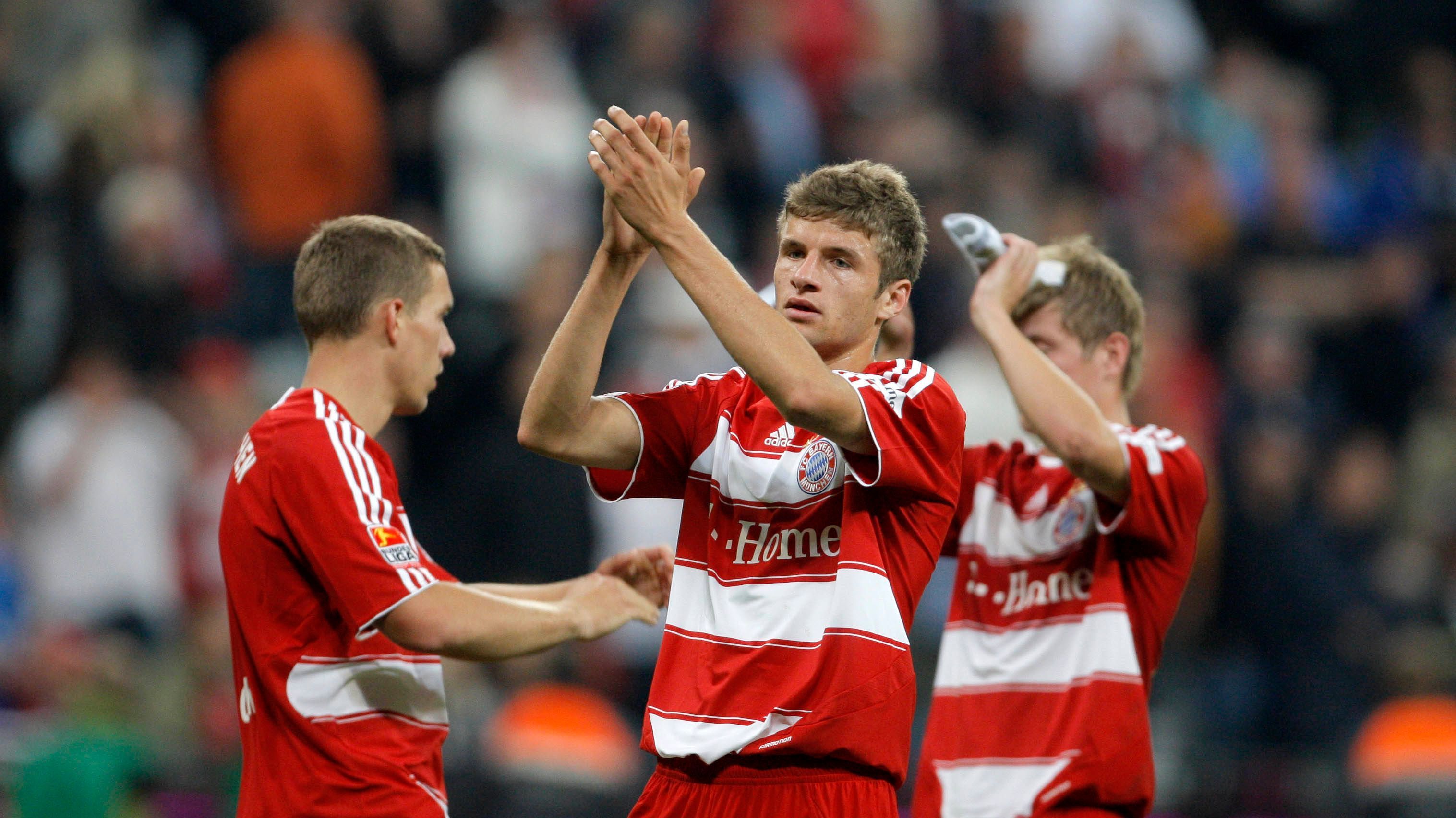 <strong>1. Spiel für den FC Bayern (15.08.2008)</strong><br>Am 15.08.2008 war es soweit - Zum 1. Spieltag der neuen Bundesliga-Saison durfte Thomas Müller sein Debüt für die Profis des FC Bayern geben. In der 79. Minute wurde der 18-Jährige für Miroslav Klose eingewechselt. Gegen den HSV blieb ihm bei seinem Debüt jedoch ein Sieg verwehrt: In der heimischen Allianz Arena kamen die Münchner am Ende nicht über ein 2:2 hinaus.