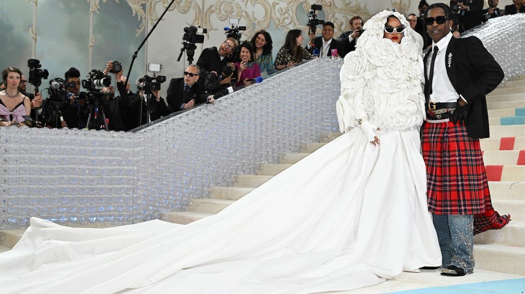 Rihanna und ASAP Rocky erschienen als letzte auf dem roten Teppich der Met Gala und sorgten mit ihren Looks für ein spätes Highlight des Abends.