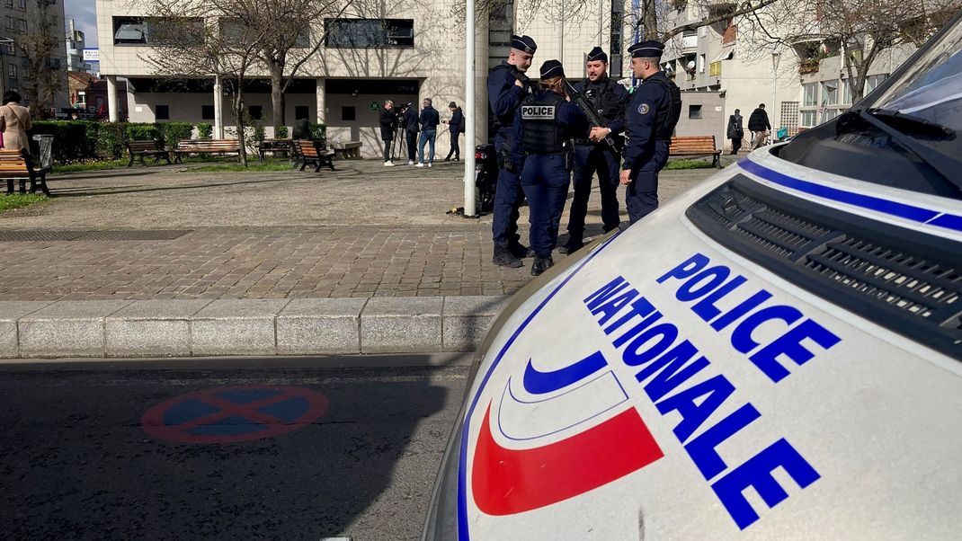 Frankreich, La Courneuve: Polizisten und Journalisten stehen vor einem Polizeirevier in einem nördlichen Vorort von Paris. Einen Tag zuvor war die Wache Ziel eines Brandanschlags geworden.&nbsp;