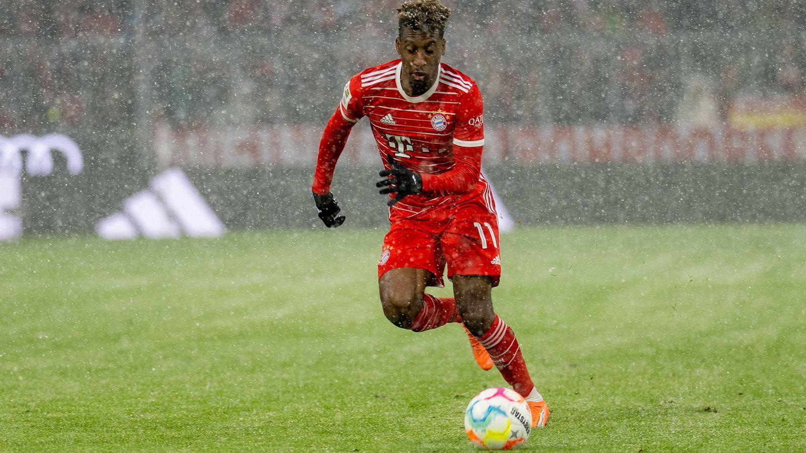 
                <strong>Kingsley Coman (FC Bayern München)</strong><br>
                Aktivposten auf der rechten Seite, aber lange ohne den echten Punch. Glänzt mit der guten Flanke auf Choupo-Moting, der zum 1:0 trifft. Bei seinem Tor zum 2:0 eiskalt und der richtigen Entscheidung, rechts am Keeper vorbeizugehen. Darf nach 65 Minuten zum Duschen und sich schonen. ran-Note: 2
              